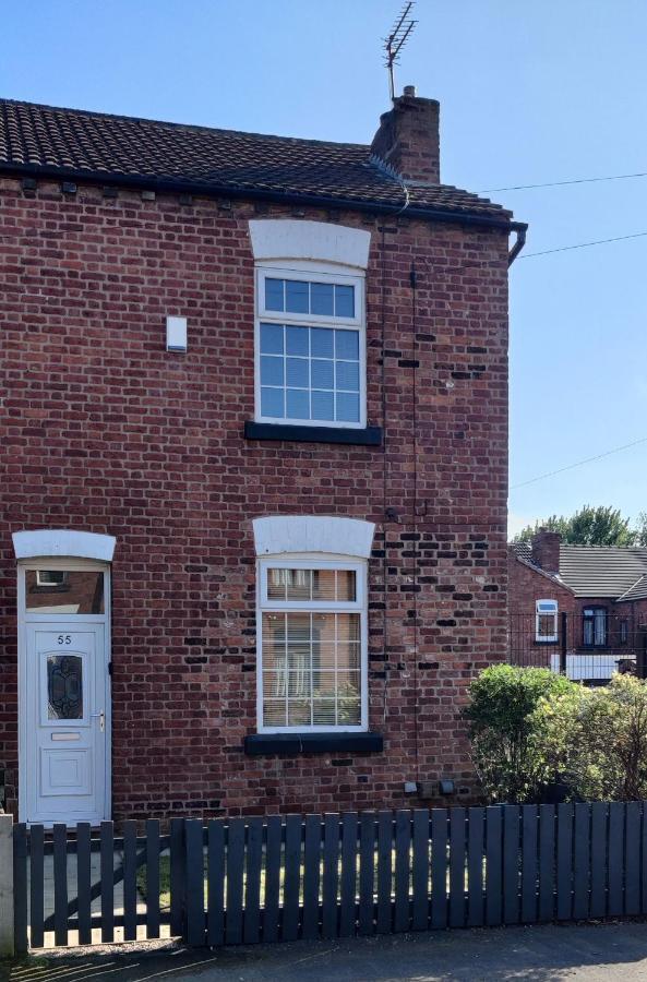 Victorian Semi Detached House Behind The High Street Villa Newton-le-Willows Exterior photo