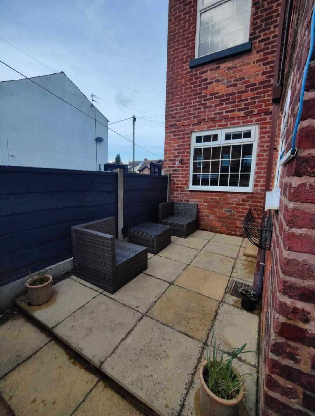 Victorian Semi Detached House Behind The High Street Villa Newton-le-Willows Exterior photo